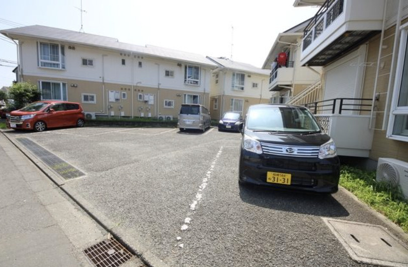 シャトレーひばりＣ棟の駐車場