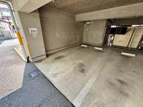 【駐車場】 | 【3日(土)・4日(日)室内見学可能】ベアドール壱番館 | 1台専用駐車場あり
使用料無料でご利用いただけます！