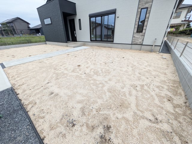 水戸市東前町5期　新築戸建て　3号棟の庭|リビングに明るい光を届ける広々とした南庭。
お子様の遊び場やペットのスペースとしても最適です。
室内外で心地よい暮らしが叶います。