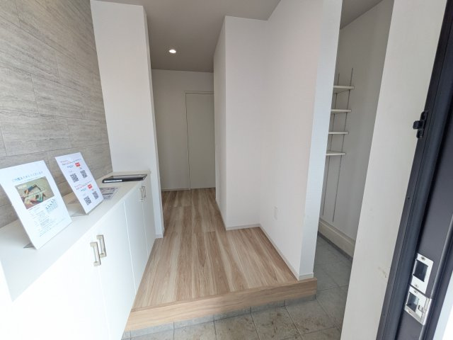 水戸市東前町5期　新築戸建て　3号棟の玄関|家族全員の靴がスッキリ片付く大容量シューズボックス完備。
お客様を気持ちよく迎えられる、明るく清潔感あふれる玄関です。