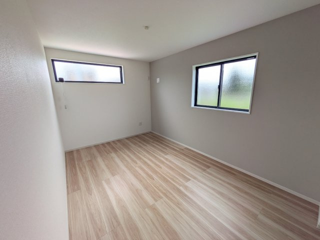 水戸市東前町5期　新築戸建て　3号棟の洋室|たっぷり収納と明るい窓で、片付けも気持ち良くできる洋室。
お子様の「自分の部屋が欲しい」という夢を叶えます。
