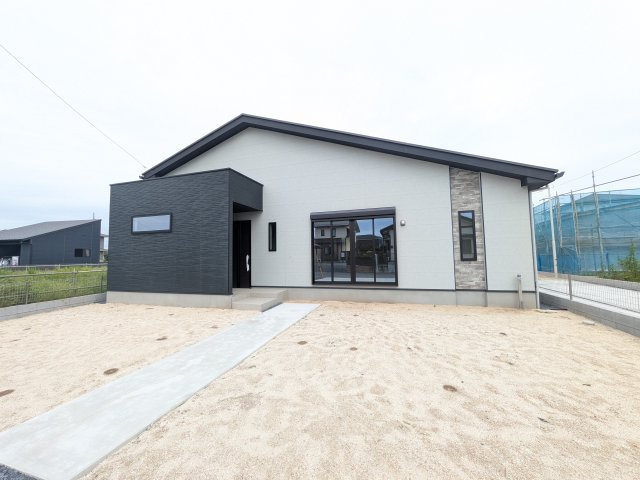 水戸市東前町5期　新築戸建て　3号棟の外観|【月々6万円台〜】
写真だけでは伝わらない快適さを、ぜひ現地で体感しませんか？
即日見学可能です！平日のご案内も可能です♪
お気軽にお問合せください！
