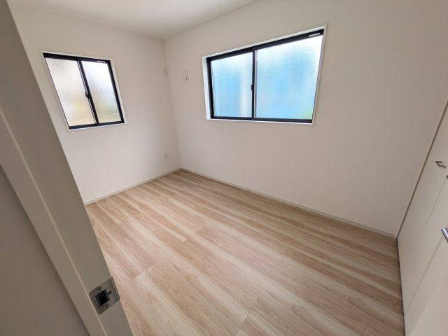 水戸市東前町5期　新築戸建て　3号棟の洋室|リビングと繋がる多目的スペース。引き戸を開ければ広々LDK、閉じれば客間や書斎、お子様の遊び場に早変わりします。日当たりも良好です♪