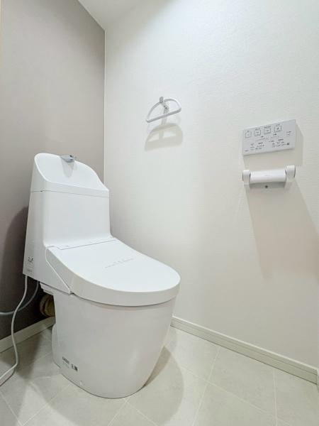 アドリーム稲田堤のトイレ|清潔感のあるトイレですね。温水洗浄便座を備え壁付けリモコンで操作しやすい仕様です！