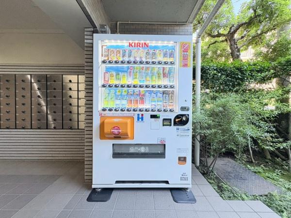 アドリーム稲田堤のその他共用部分|エントランス内に自動販売機が完備されてます。