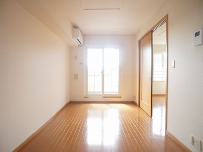 【居間・リビング】 | グリーンガーデンⅢ | 快適に過ごせるエアコンが付いています♪