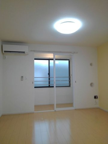 富山市手屋１丁目のアパートの居間・リビング