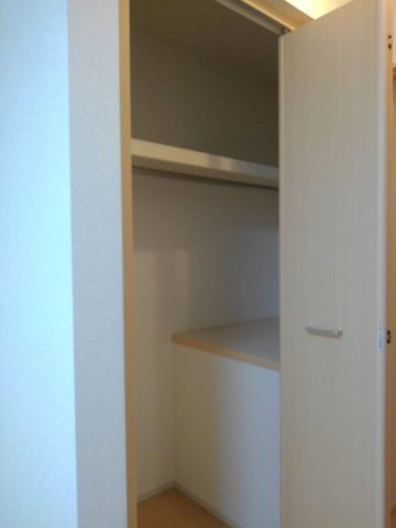 富山市手屋１丁目のアパートの収納