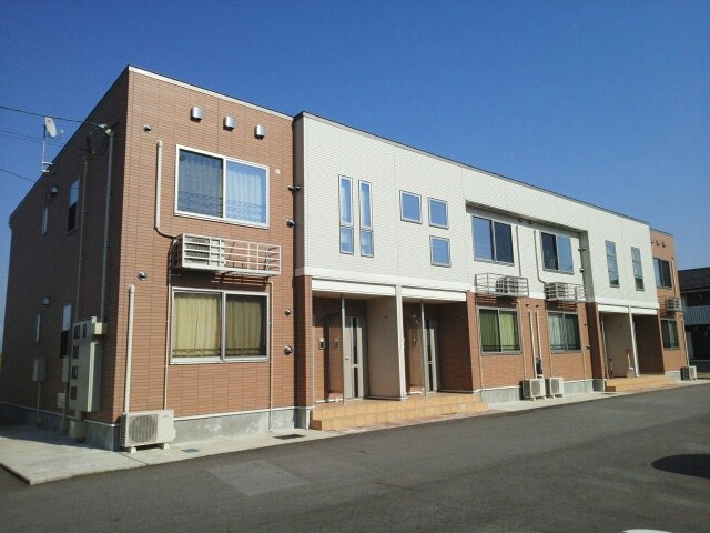 富山市向新庄町４丁目のアパートの外観