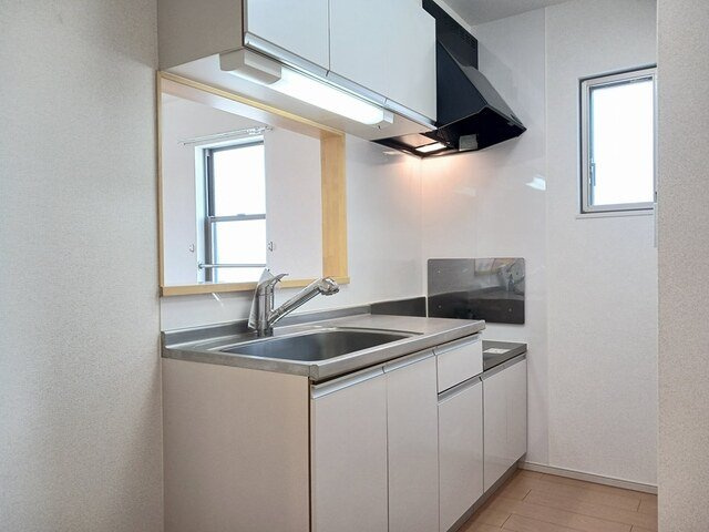 富山市向新庄町４丁目のアパートのキッチン
