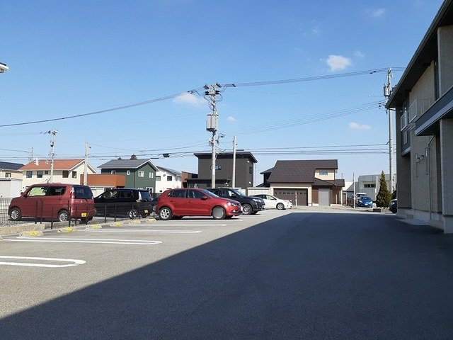 富山市婦中町中名のアパートの駐車場