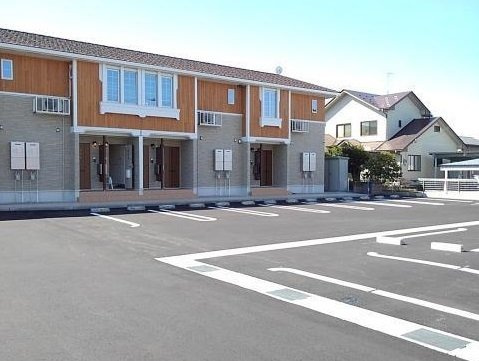 富山市小杉のアパートの駐車場