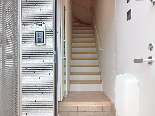 富山市黒瀬北町１丁目のアパートの玄関