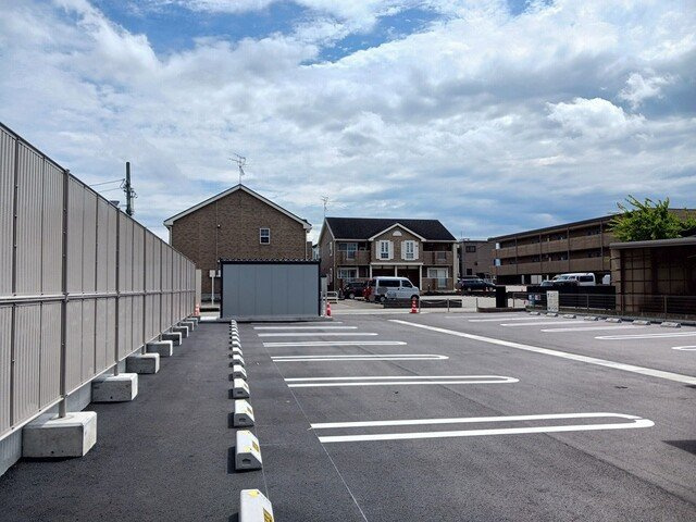 富山市有沢のアパートの駐車場