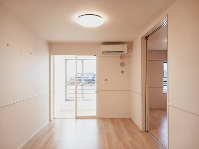 富山市婦中町添島のアパートの居間・リビング