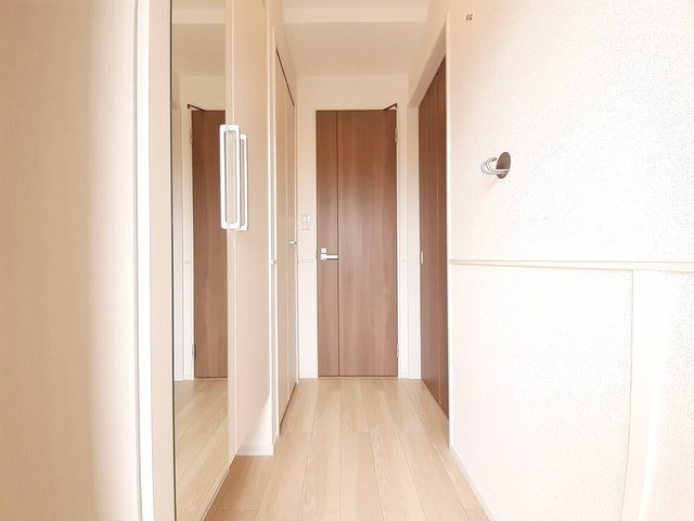 富山市金山新東のアパートの玄関