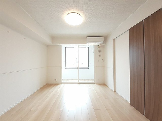富山市金山新東のアパートの居間・リビング