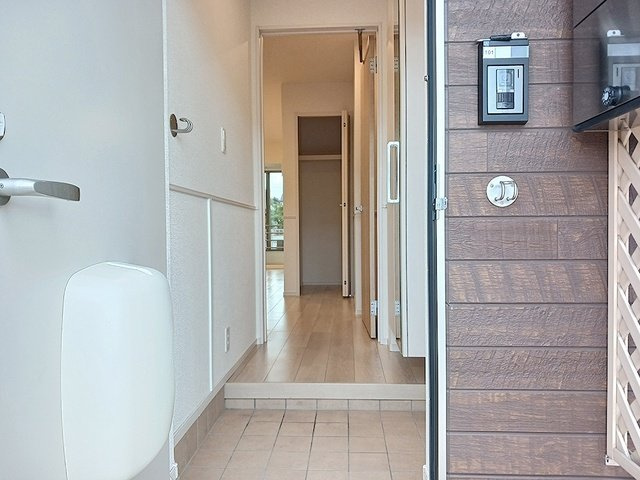 富山市八尾町井田のアパートの玄関