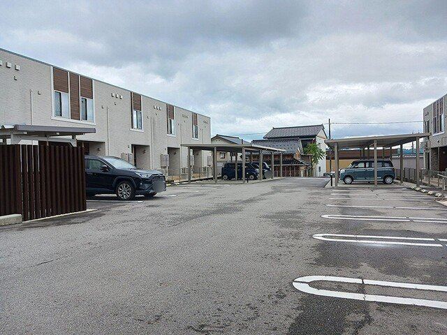 富山市八尾町井田のアパートの駐車場