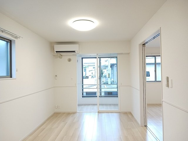 富山市八尾町井田のアパートの居間・リビング