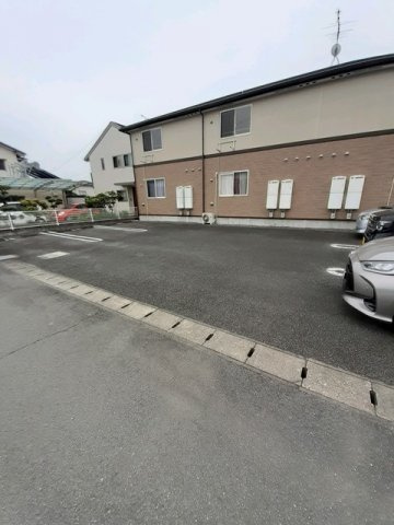 フローラル高畑の駐車場
