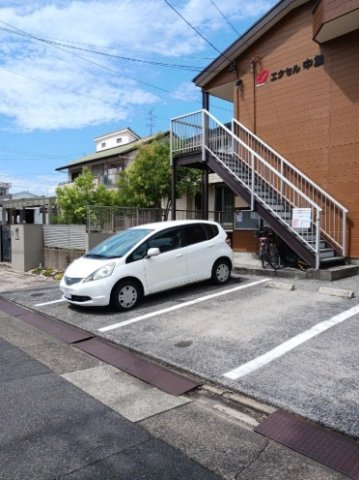 エクセル中島の駐車場