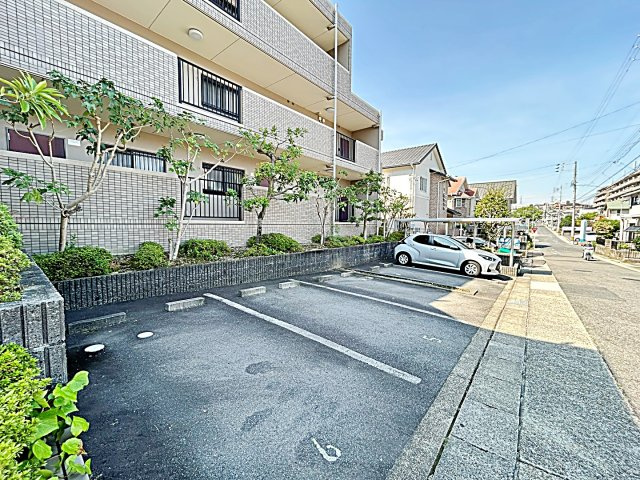 レージュエクセルの駐車場