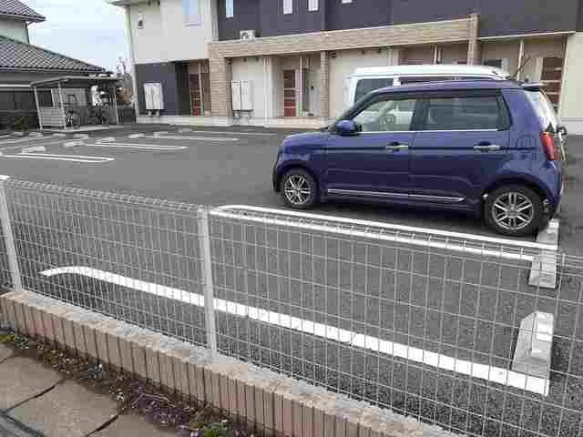 ラ・リュミエールの駐車場