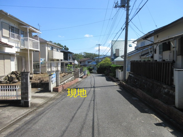 中古戸建　鳩山町鳩ヶ丘3-19-9（リフォーム空宅）の前面道路含む現地写真