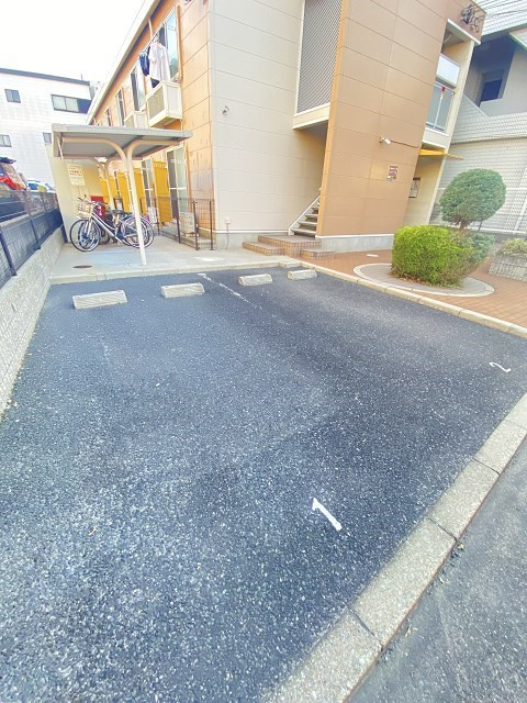 尼崎市西川２丁目のアパートの駐車場