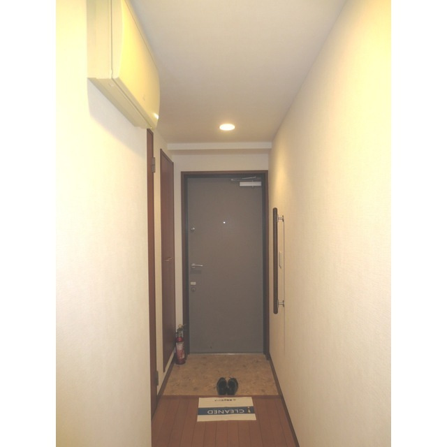 メゾン・ラフィーネの玄関|同建物内別のお部屋の参考写真になります。