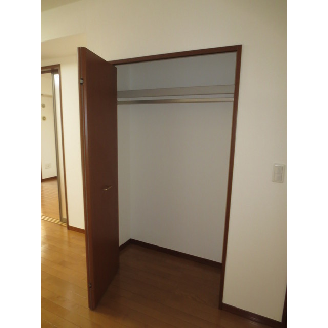 メゾン・ラフィーネの収納|同建物内別のお部屋の参考写真になります。