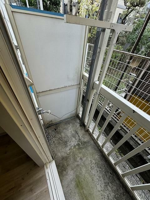横浜市磯子区中原３丁目のアパートのバルコニー