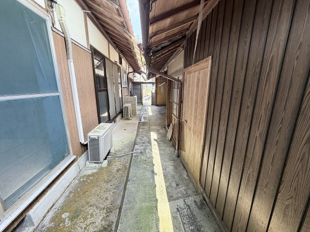 丹波市柏原町上小倉の中古一戸建|母屋と納屋の間