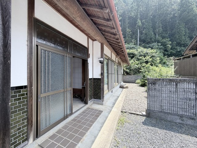 丹波市柏原町上小倉の中古一戸建の外観|玄関前