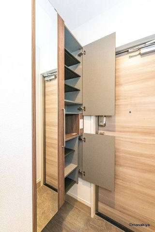 ルーチェの玄関|写真は同じ大和ハウス施工の参考写真です。色・仕様は異なります。