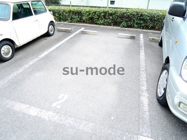 ハイツコンフォールの駐車場