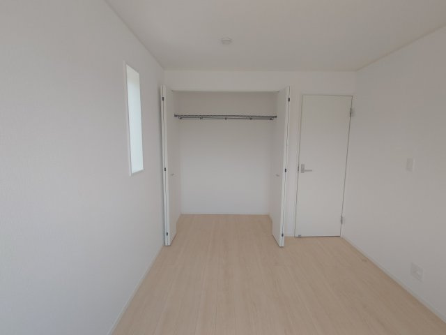 クレイドルガーデン坂出市加茂町第２◇耐震等級３取得の地震に強いオール電化！の洋室|２階洋室
内部には収納棚などが設置されていて収納力が豊富で、衣類以外の大きなものも収納できます(^^♪