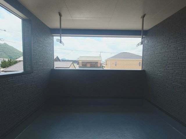 クレイドルガーデン坂出市加茂町第２◇耐震等級３取得の地震に強いオール電化！のバルコニー|バルコニー
天候を気にせず室内干しと外干しの中間のように使えるので、共働き世帯などに便利なスペースとしても利用できる便利なインナーバルコニー付きのお家です。