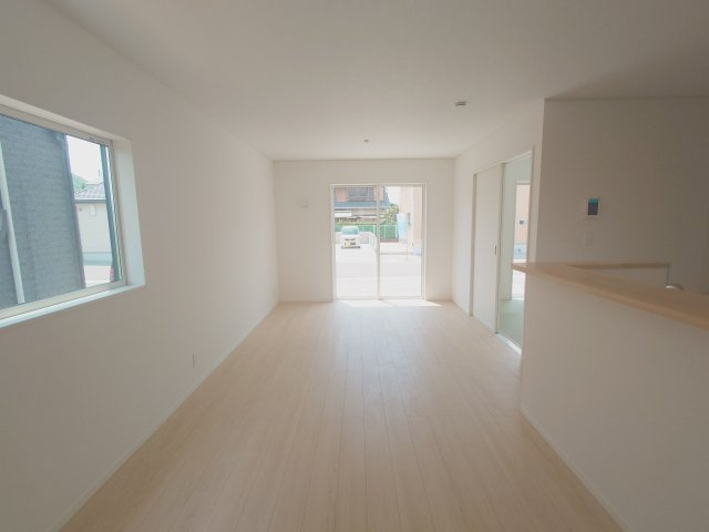 クレイドルガーデン坂出市加茂町第２◇耐震等級３取得の地震に強いオール電化！の居間・リビング|リビング学習用のデスクを小さく追加したりといったアレンジもしやすい１６帖のリビングです。
一緒の空間にいながら、干渉しすぎずにいられる距離感が取りやすいのも魅力的です。