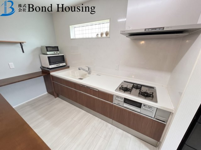 築10年の良質中古戸建　大久保町大窪のキッチン|一戸建て-明石市大久保町大窪
 写真はAI加工にて家具や荷物は消しております。写真と現況が相違ある場合は現況優先になります。
写真はAI加工にて家具や荷物は消しております。写真と現況が相違ある場合は現