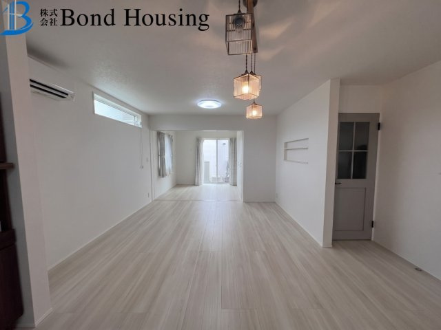 築10年の良質中古戸建　大久保町大窪の居間・リビング|一戸建て-明石市大久保町大窪
 写真はAI加工にて家具や荷物は消しております。写真と現況が相違ある場合は現況優先になります。
写真はAI加工にて家具や荷物は消しております。写真と現況が相違ある場合は現