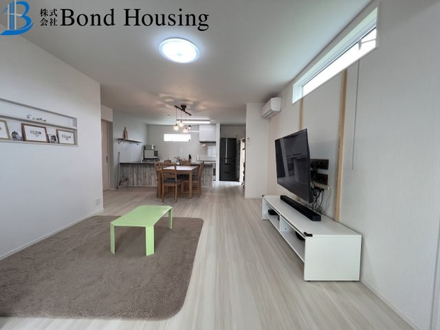 築10年の良質中古戸建　大久保町大窪の居間・リビング|一戸建て-明石市大久保町大窪
 写真はAI加工にて家具や荷物は消しております。写真と現況が相違ある場合は現況優先になります。
写真はAI加工にて家具や荷物は消しております。写真と現況が相違ある場合は現