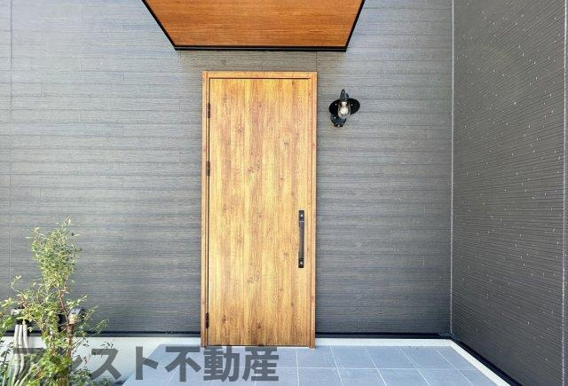 LumLumina Terrace 飯塚駅西7号地の玄関|収納もある玄関です
