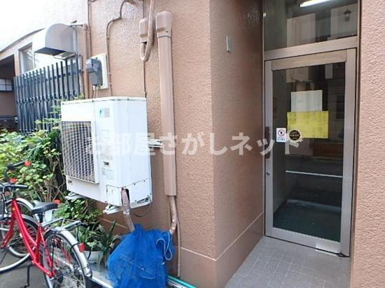 横山マンションのエントランス