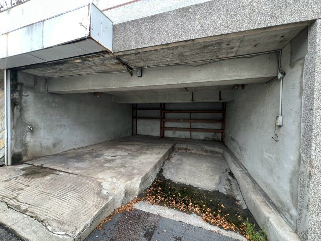 下畑町字石畳戸建の駐車場