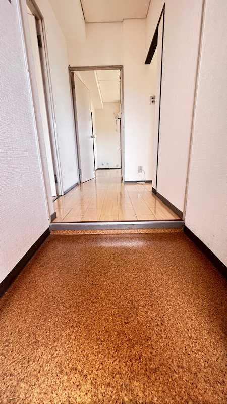 フラット灘南の玄関