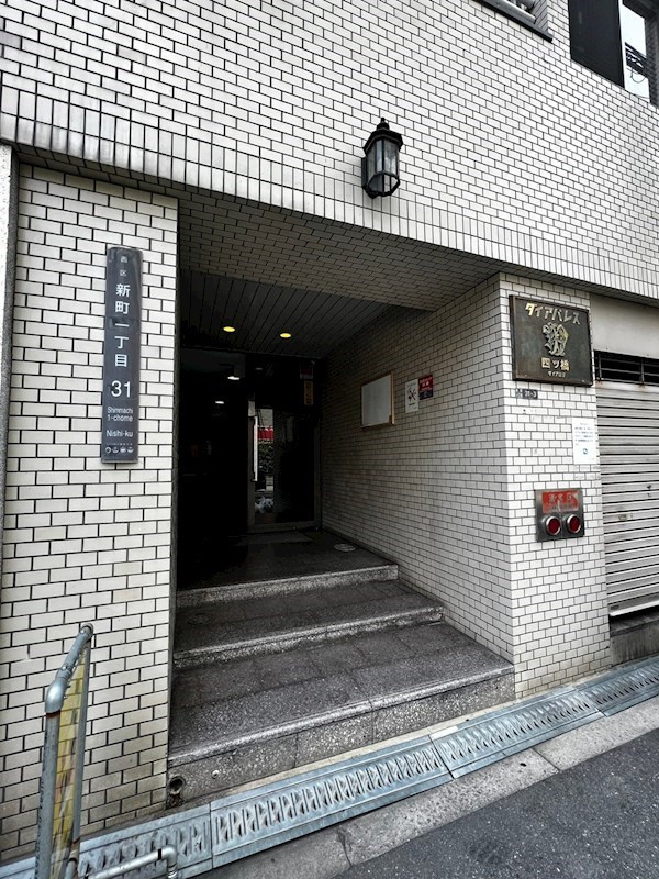 ダイアパレス四ツ橋のエントランス