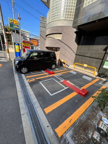 フェルザ今宮戎(旧:Krehl難波南)の駐車場