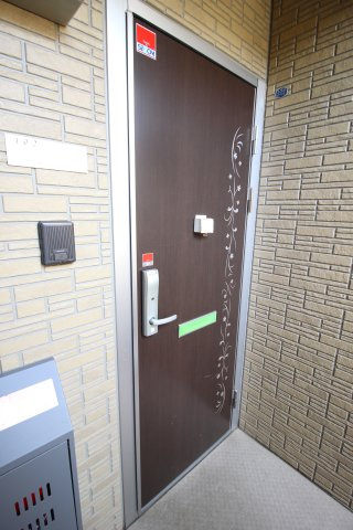 横浜市港北区師岡町のアパートの玄関